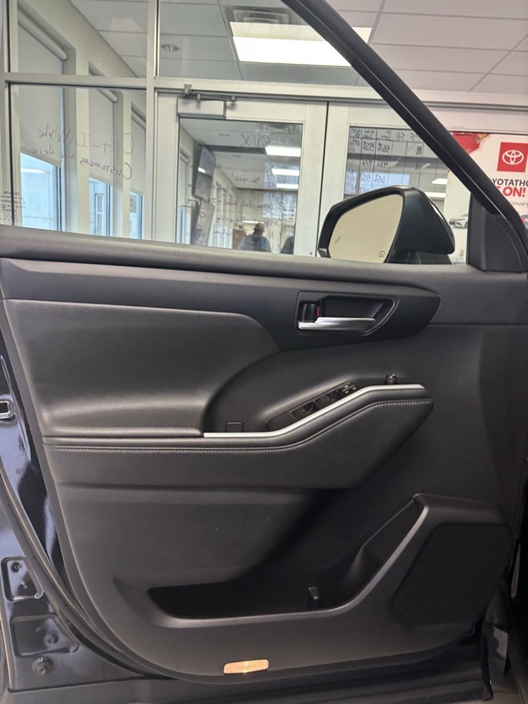 Used 2021 Toyota Highlander XLE image 9