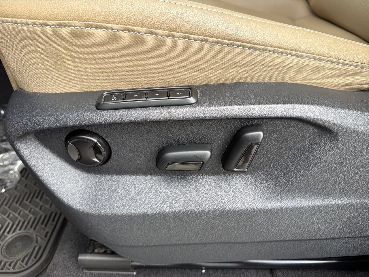 Used 2020 Volkswagen Atlas Cross Sport SEL FWD image 20