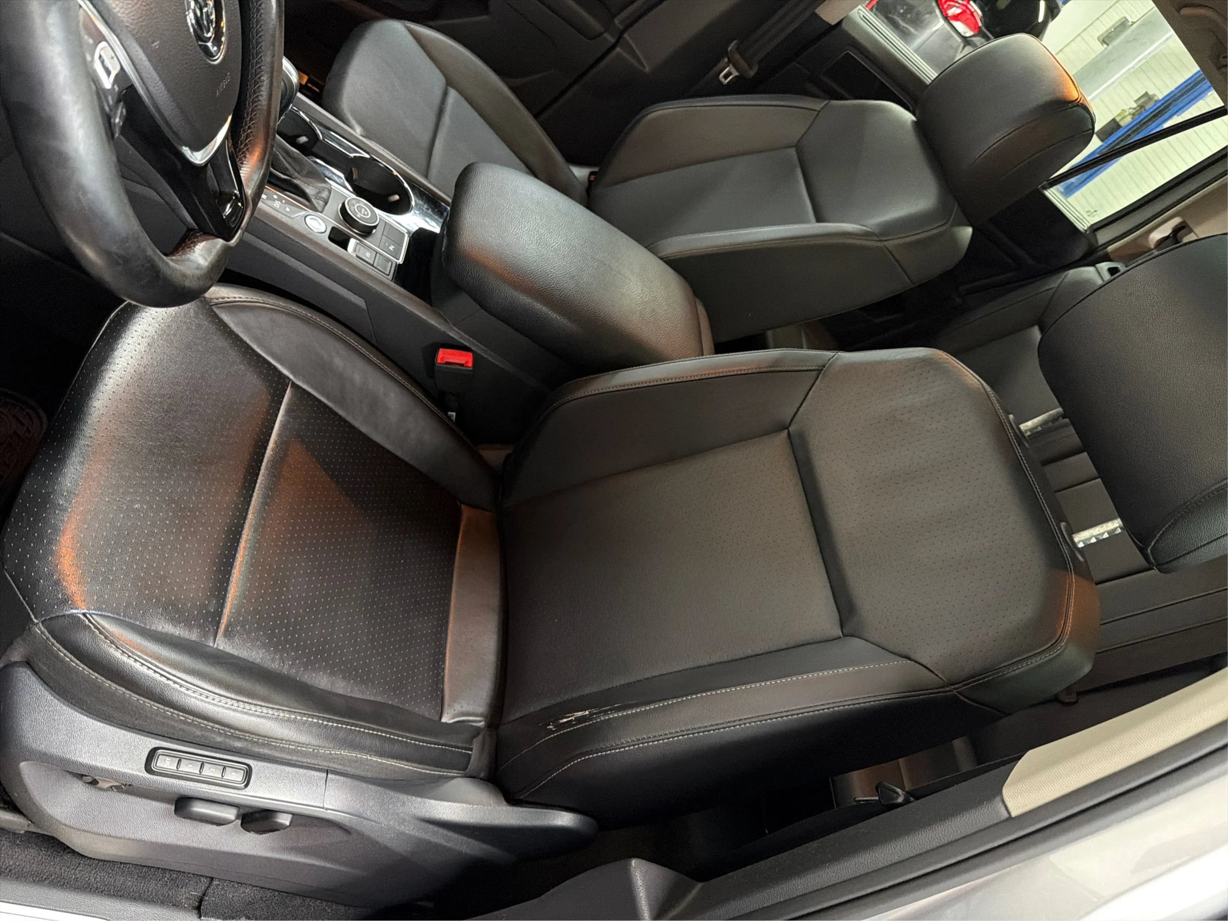 Used 2018 Volkswagen Atlas SEL AWD/4WD image 16