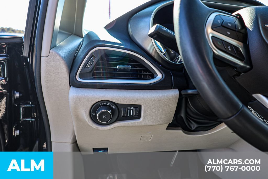 Used 2024 Chrysler Pacifica Touring-L FWD image 29