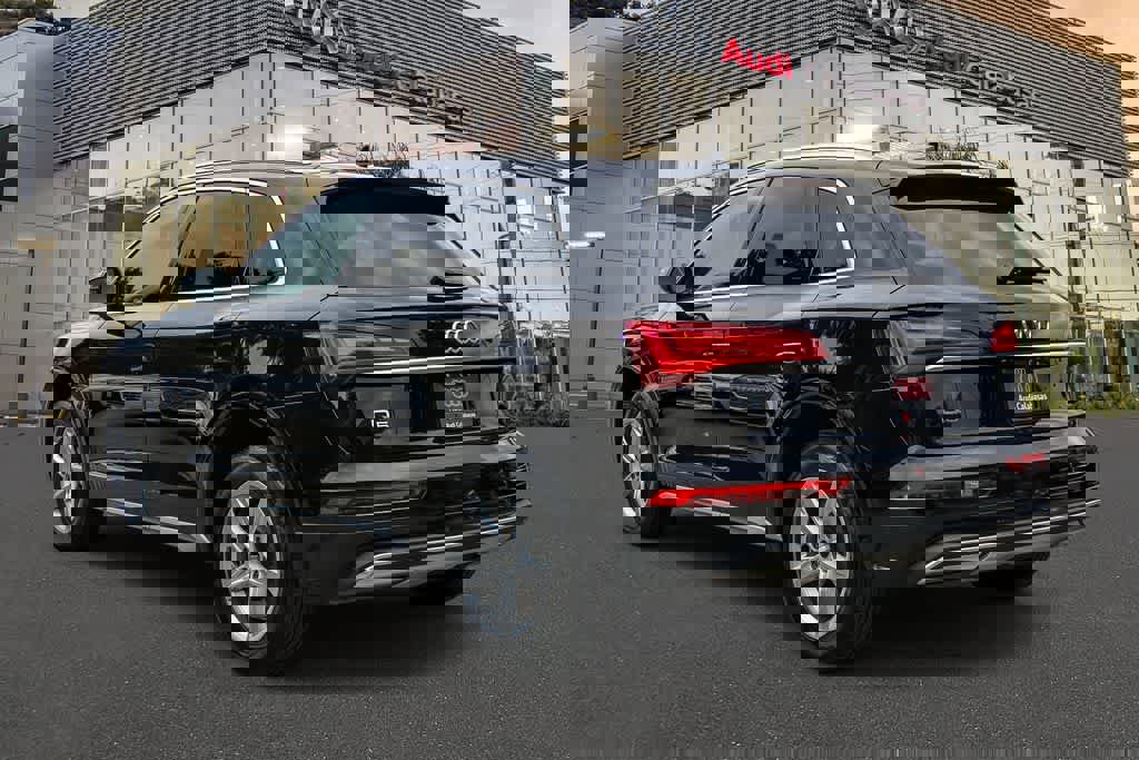 Used 2023 Audi Q5 2.0T Premium w/ Convenience Package image 2