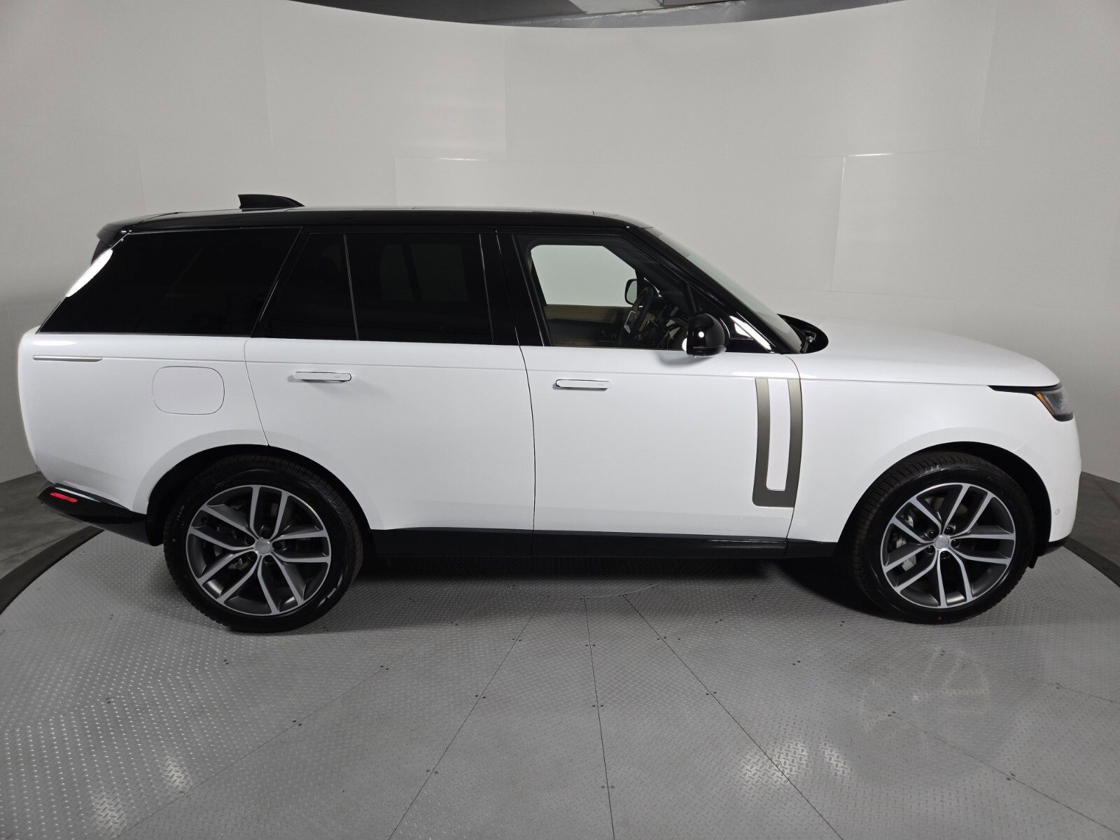 New 2025 Land Rover Range Rover SE image 16
