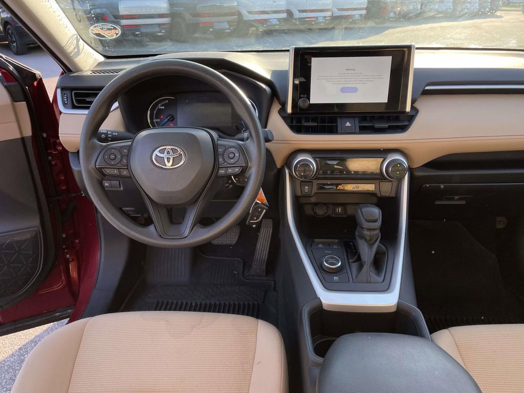 Used 2023 Toyota RAV4 LE AWD/4WD image 4