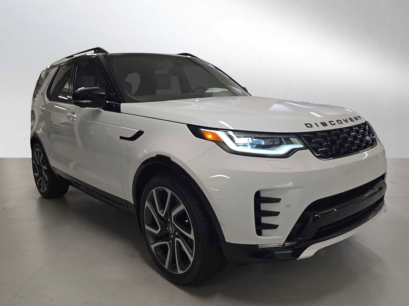 New 2025 Land Rover Discovery Dynamic SE image 7