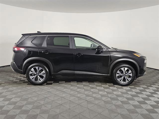 Used 2023 Nissan Rogue SV image 2