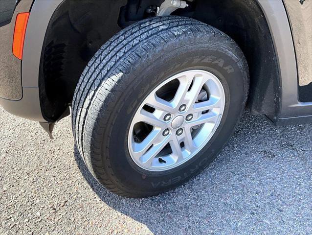 Certified 2023 Jeep Grand Cherokee Laredo AWD/4WD image 23