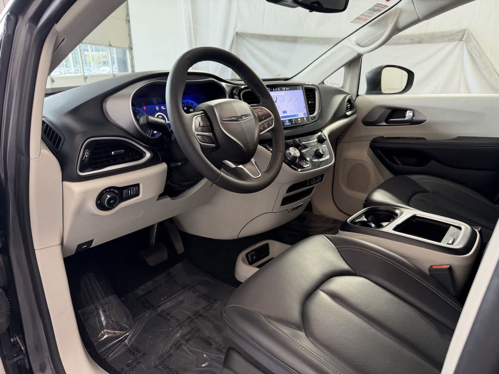 Used 2023 Chrysler Pacifica Touring-L FWD image 9