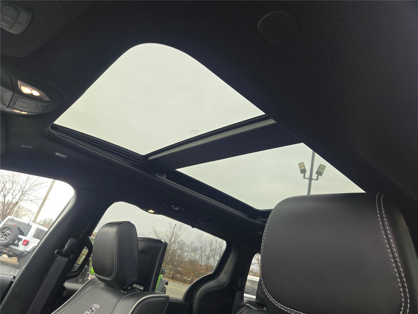 Used 2025 Chrysler Pacifica Limited w/ Uconnect Theater Family Group image 28