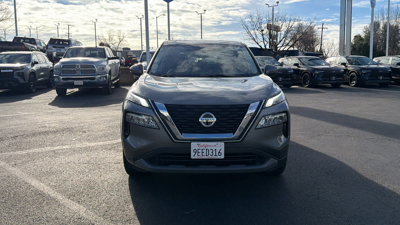 Used 2021 Nissan Rogue SV image 2