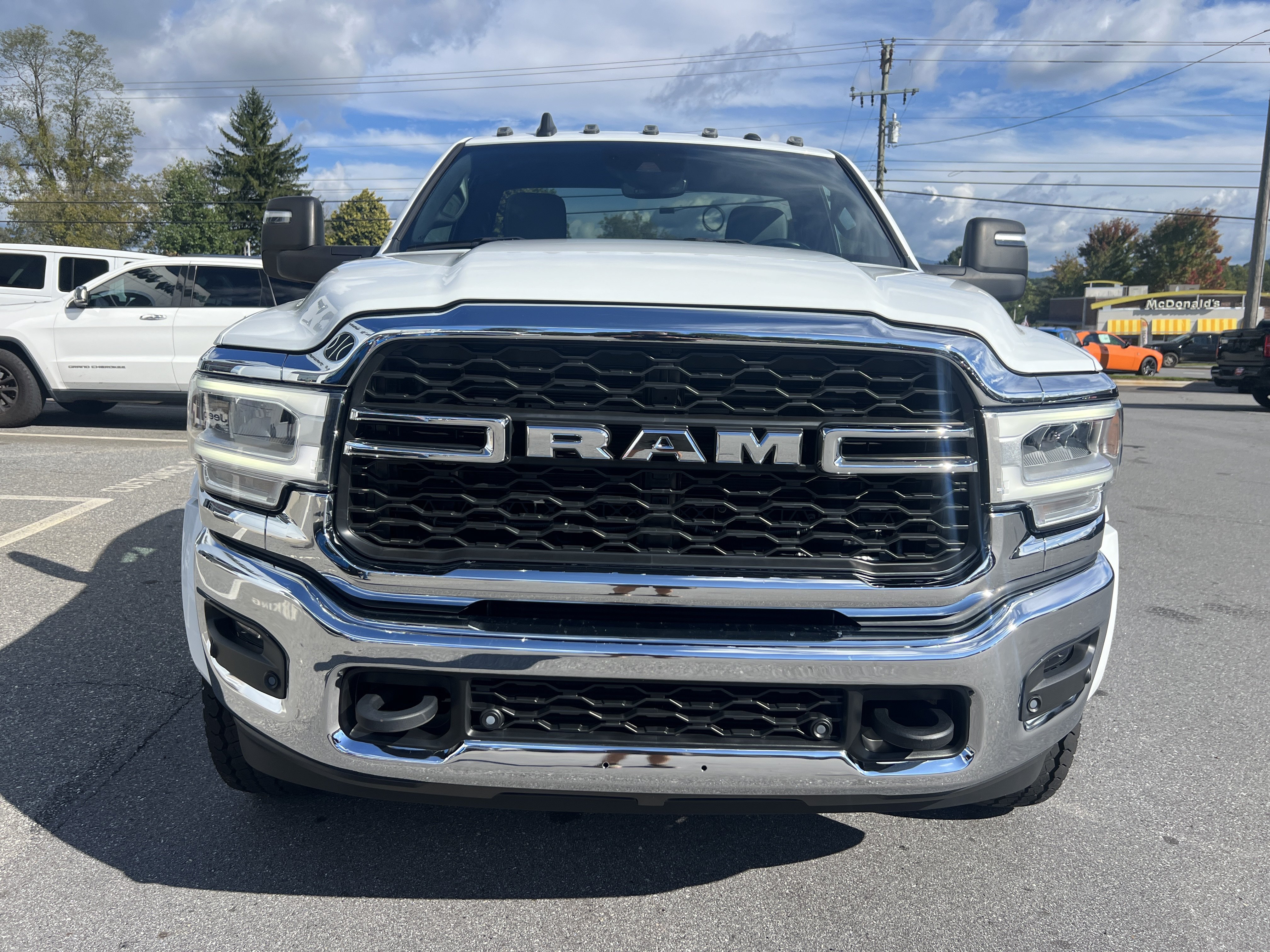 Used 2023 RAM 5500 SLT w/ Quick Order Package 2YG SLT AWD/4WD image 5
