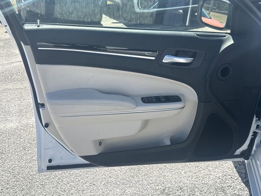 Used 2023 Chrysler 300 Touring w/ Sport Appearance Package image 9