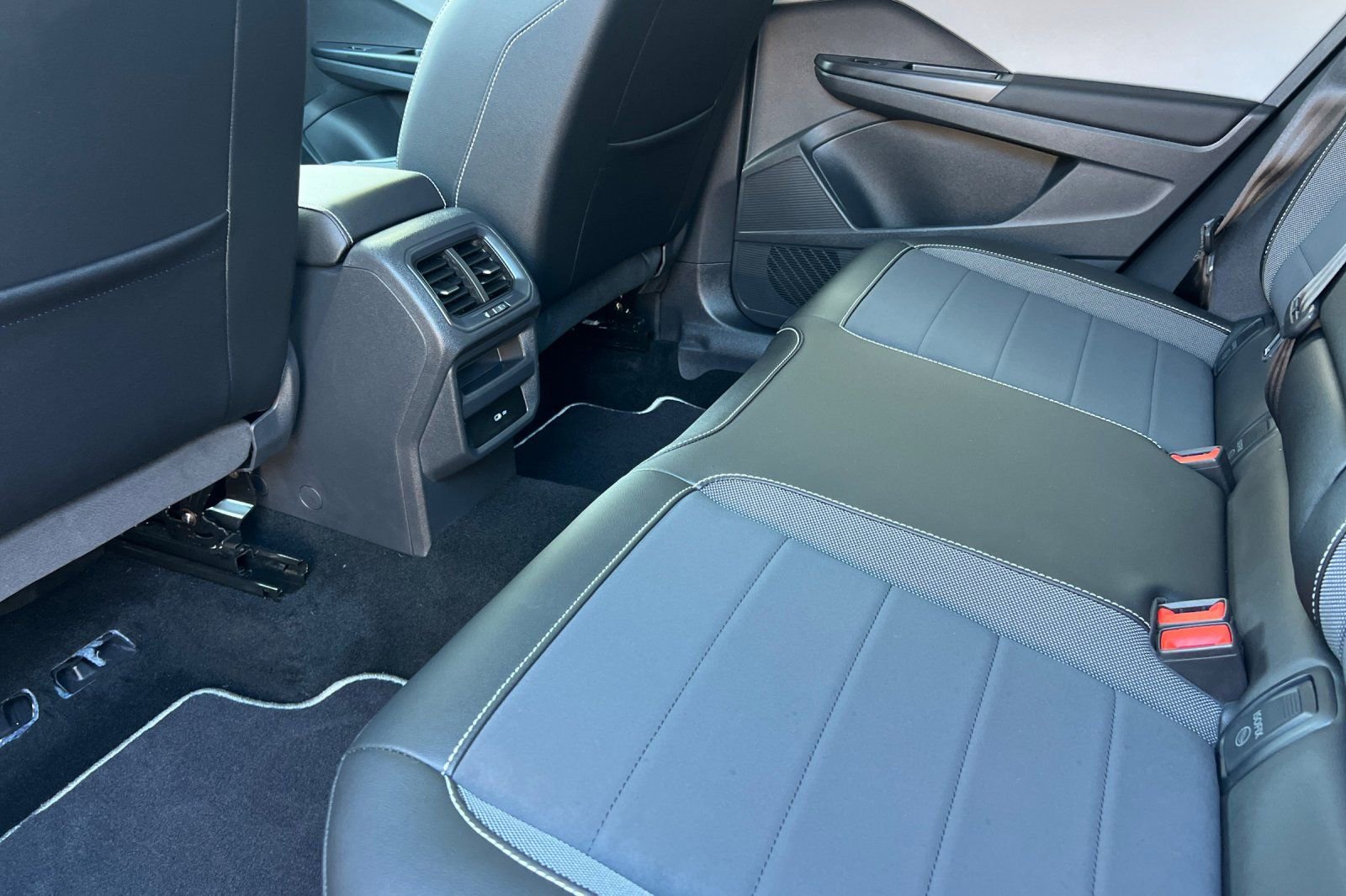 Used 2023 Volkswagen Taos SE w/ Panoramic Sunroof Package image 12