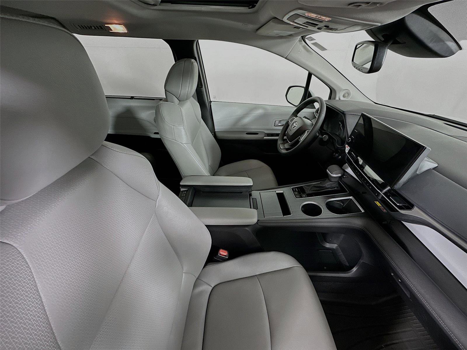 Used 2025 Toyota Sienna XLE w/ XLE Plus Package image 29