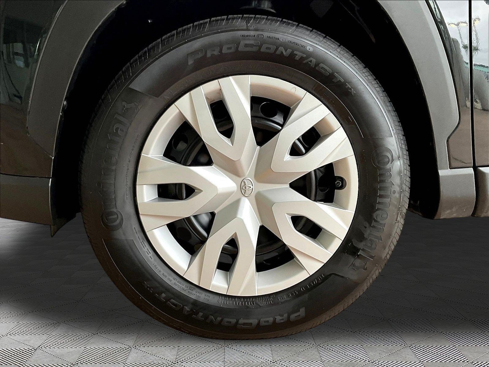 Used 2024 Toyota Corolla Cross L FWD image 32