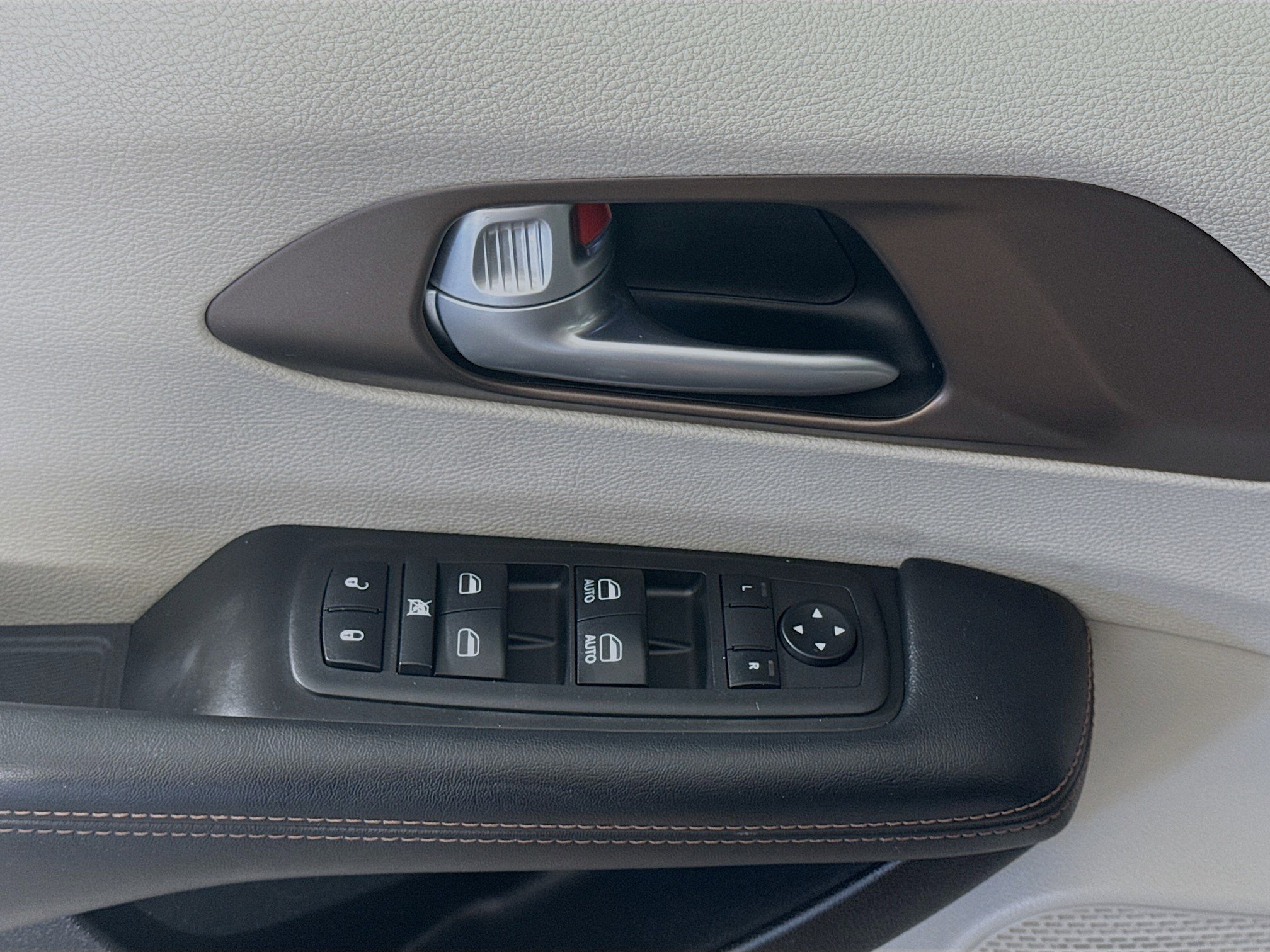 Used 2018 Chrysler Pacifica Touring Plus w/ Tire & Wheel Group image 24