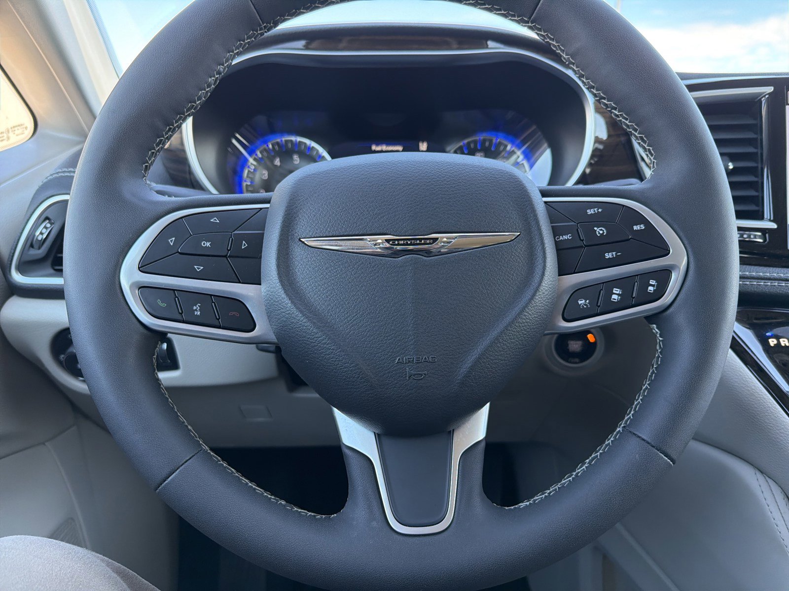 Used 2023 Chrysler Pacifica Limited image 25