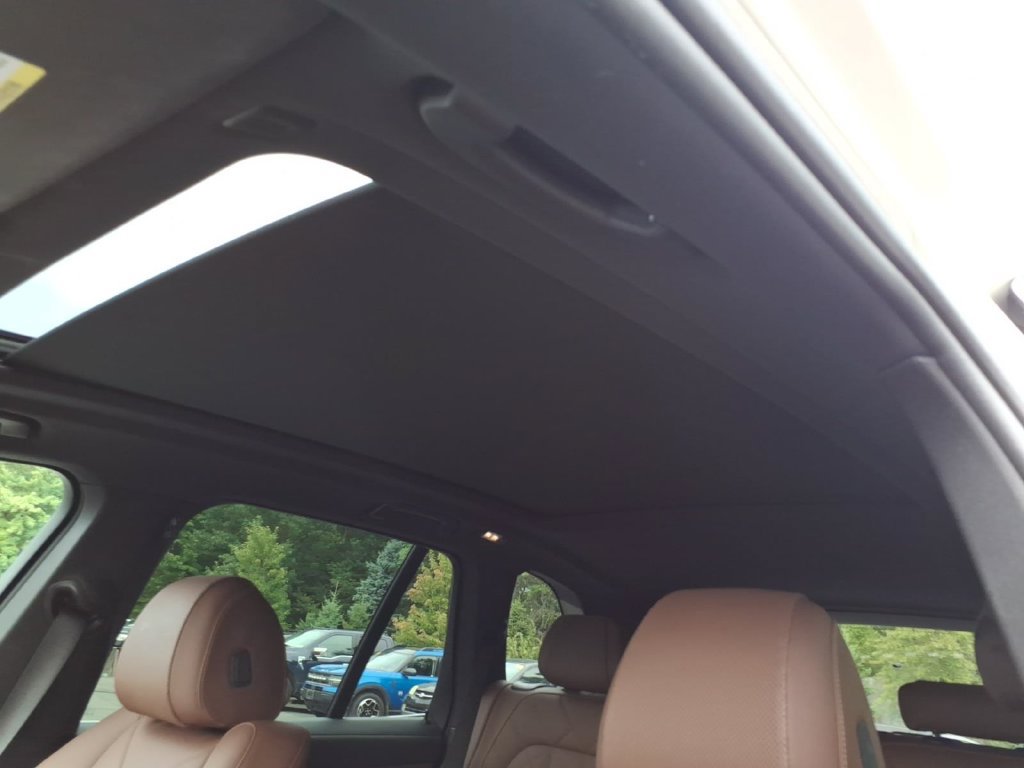 Used 2025 BMW X5 xDrive50e AWD/4WD image 16