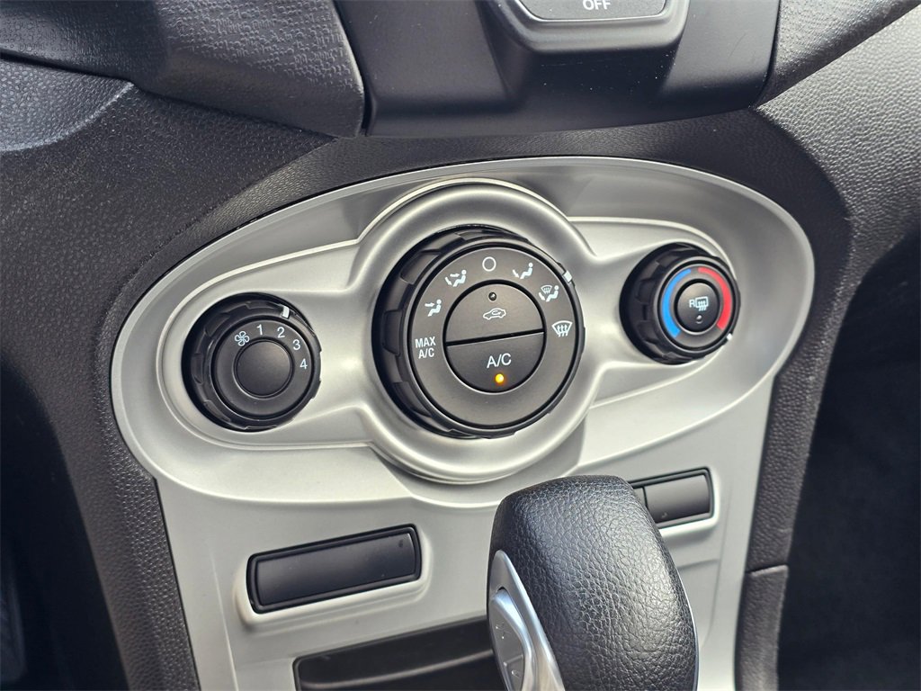 Used 2015 Ford Fiesta SE image 22