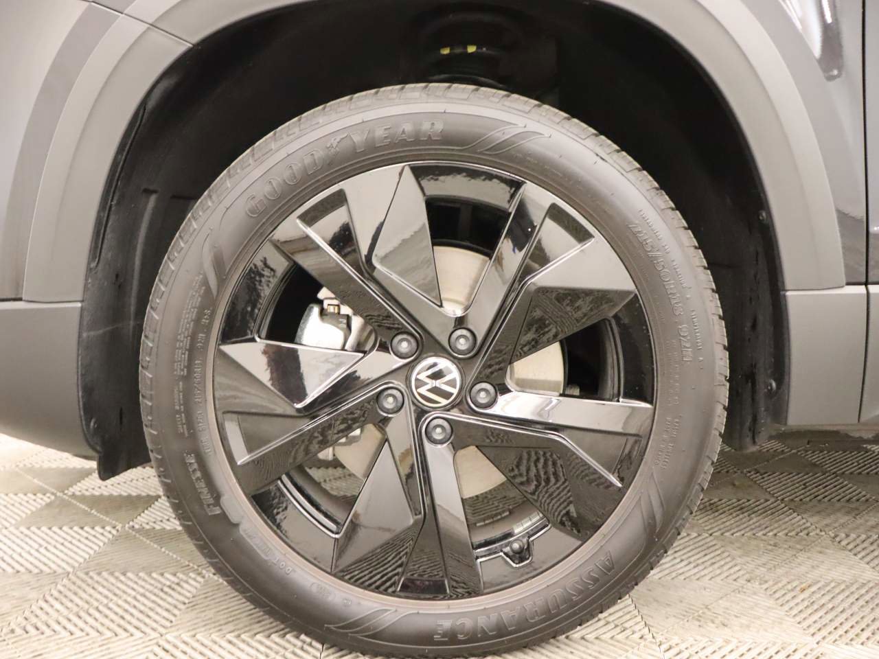 Certified 2025 Volkswagen Taos SE w/ Panoramic Sunroof Package image 7