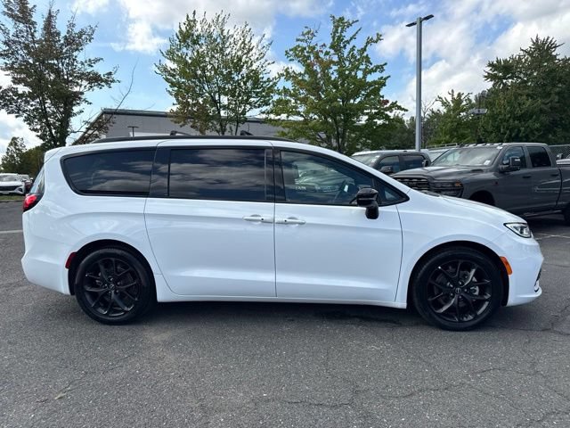 Used 2025 Chrysler Pacifica Limited FWD image 17