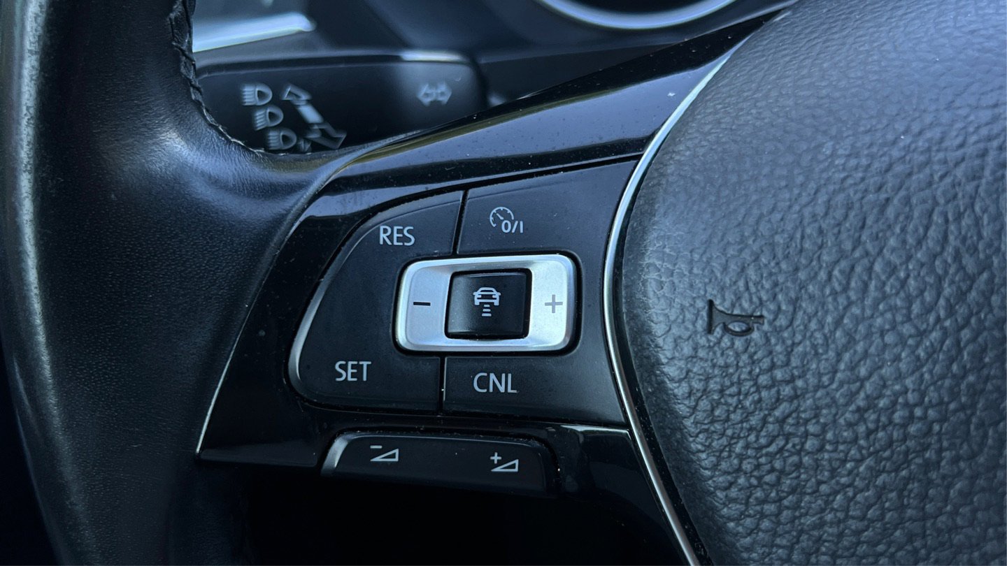 Used 2018 Volkswagen Tiguan SEL w/ 3rd Row Seat Package AWD/4WD image 32