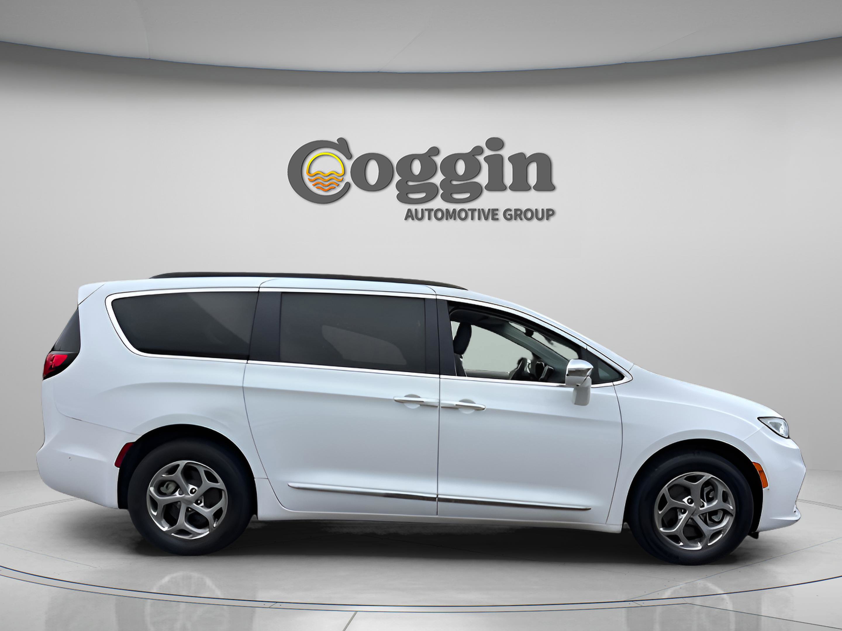 Used 2022 Chrysler Pacifica Limited w/ Uconnect Theater Family Group image 6