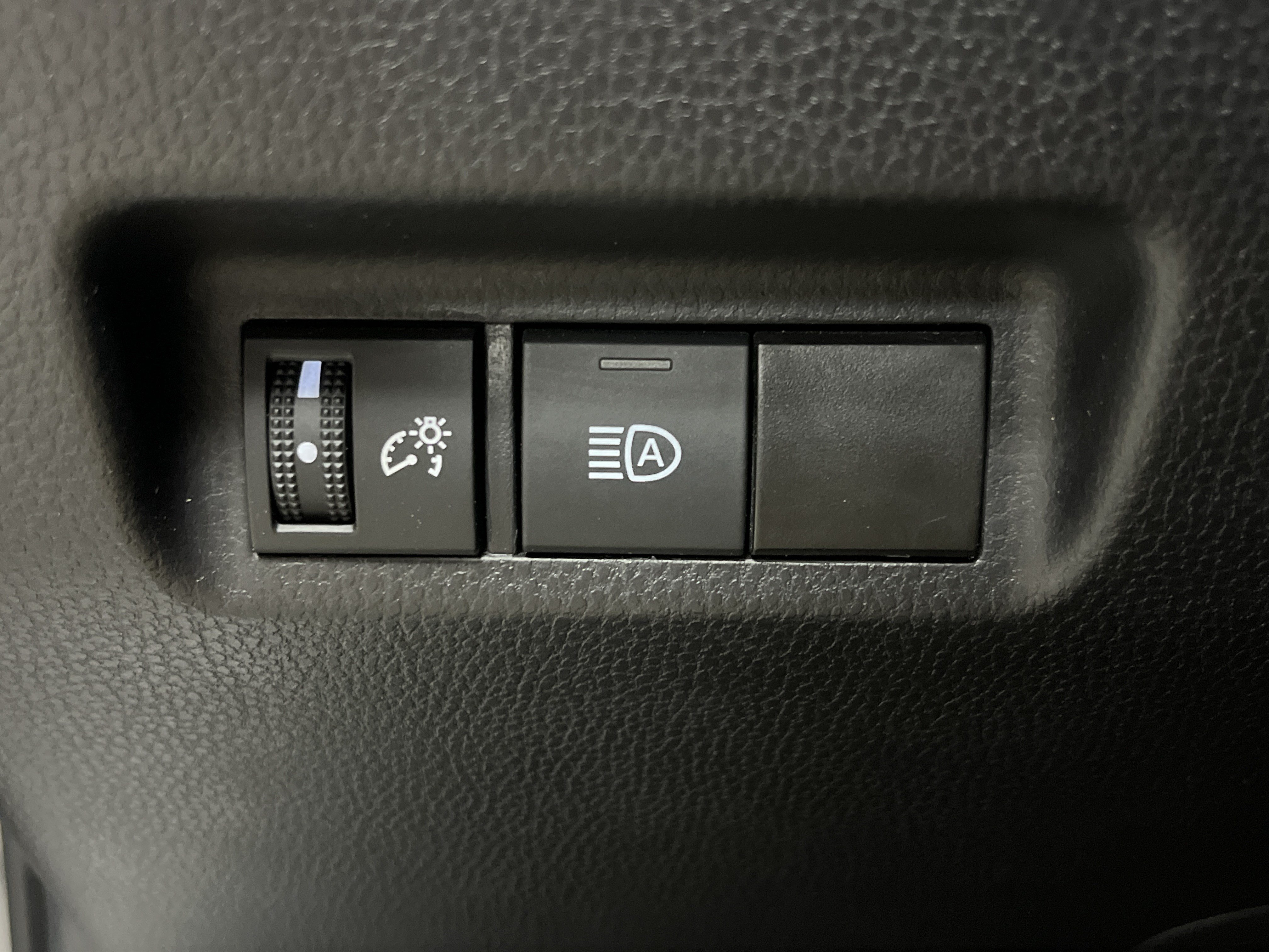 Used 2025 Toyota RAV4 XLE FWD image 34