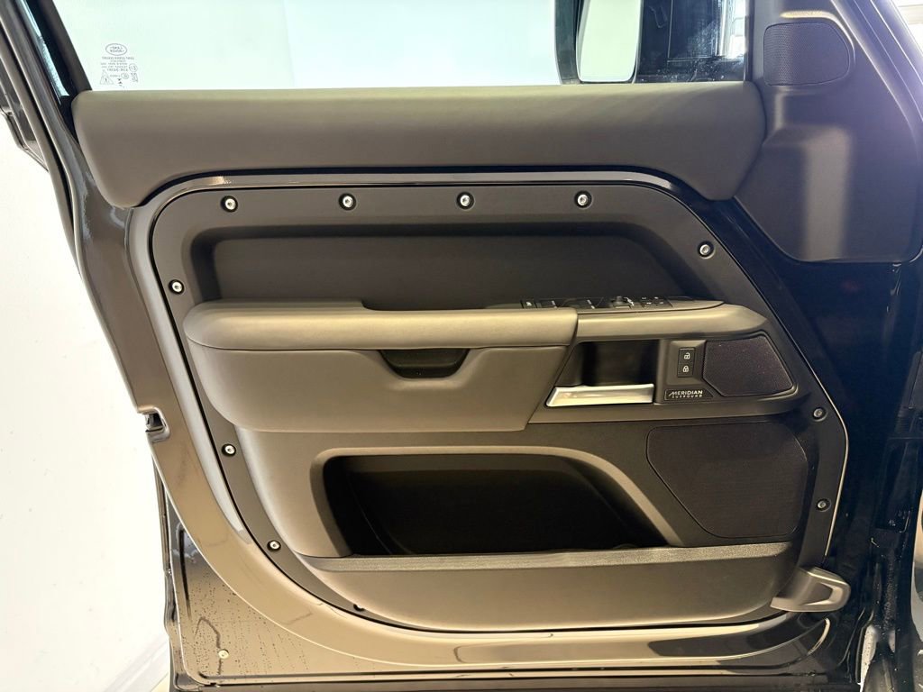 New 2026 Land Rover Defender 110 X-Dynamic SE AWD/4WD image 29