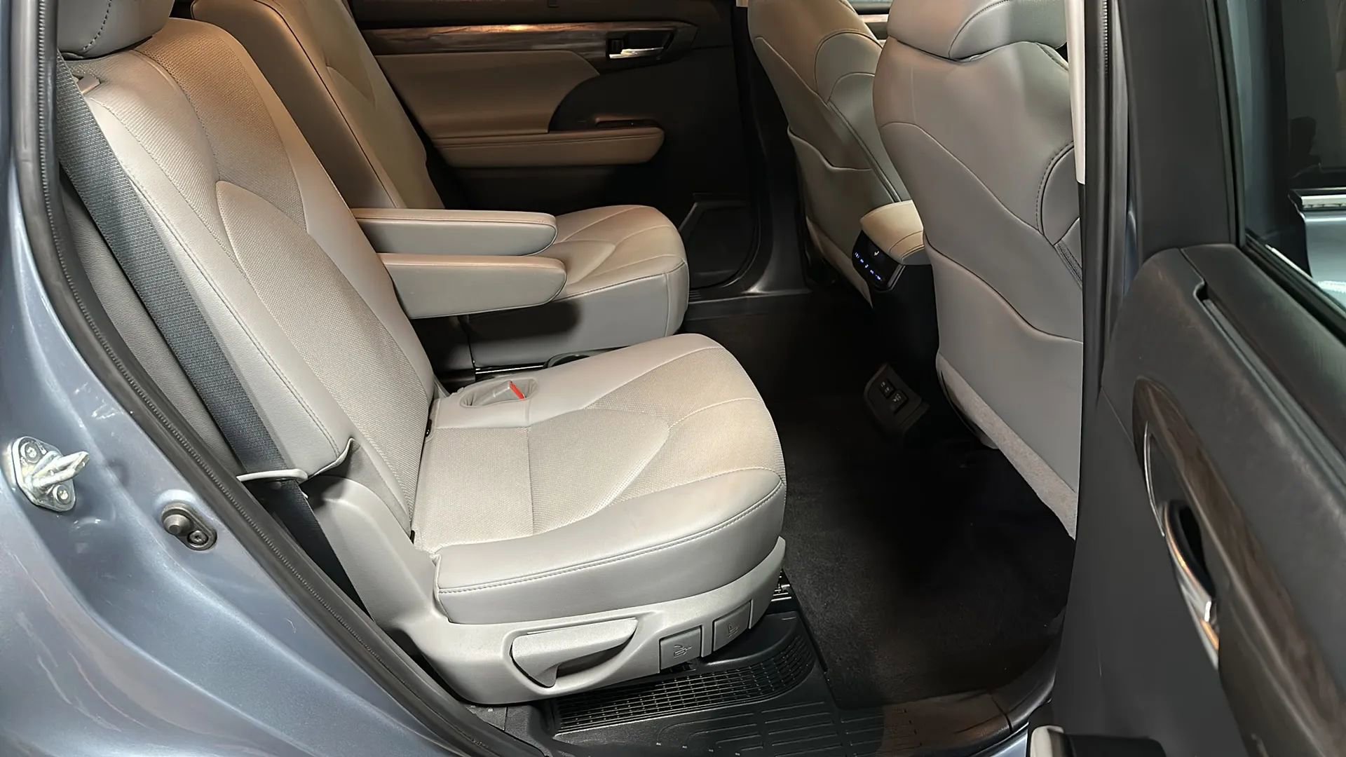 Used 2021 Toyota Highlander Limited image 17