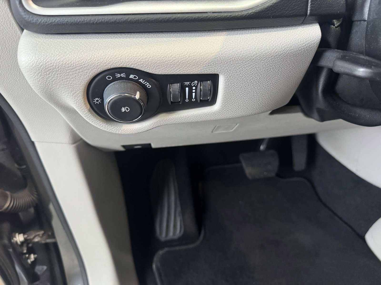 Used 2020 Chrysler Pacifica Touring-L Plus image 18