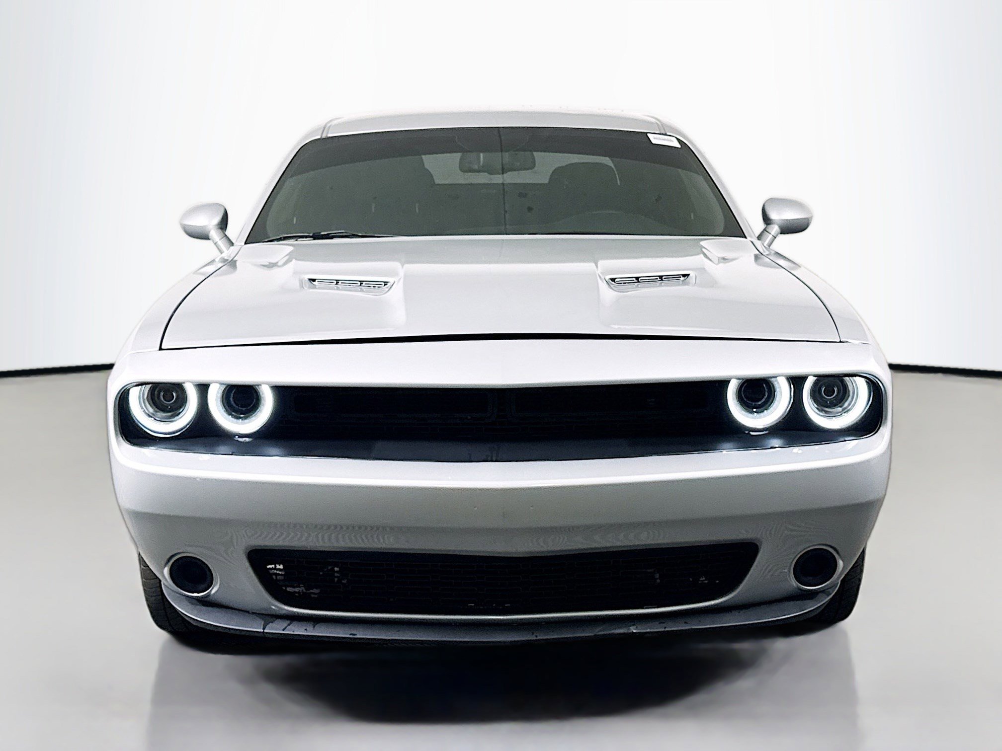 Used 2022 Dodge Challenger SXT image 2