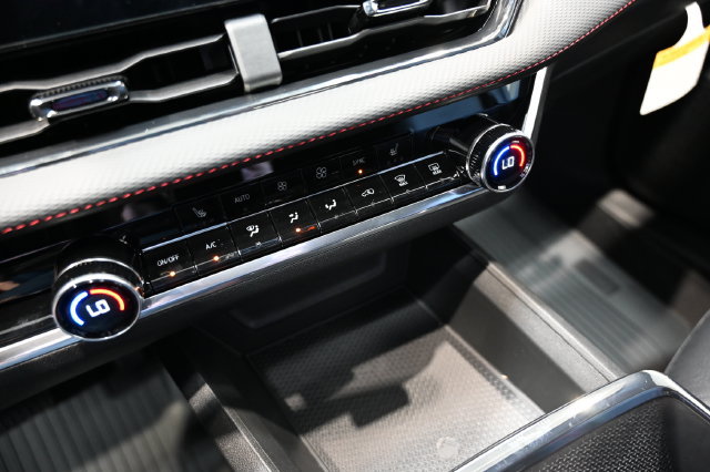 New 2027 Chevrolet Equinox RS w/ LPO, Floor Liner Package FWD image 17