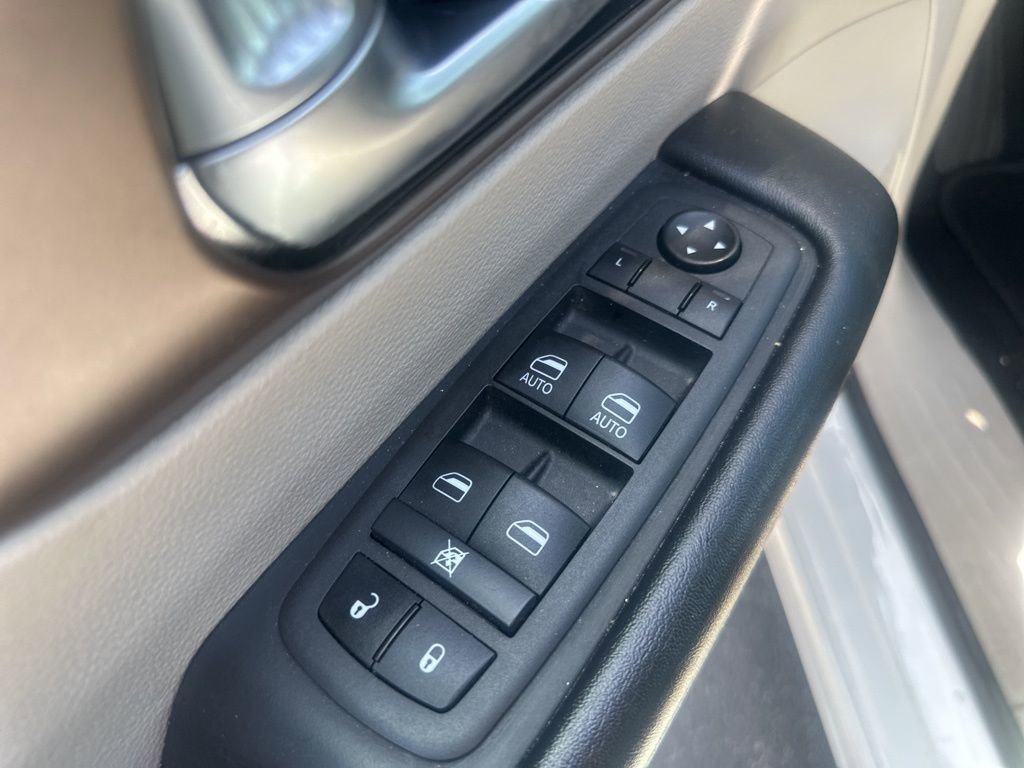 Used 2022 Chrysler Voyager LX image 31