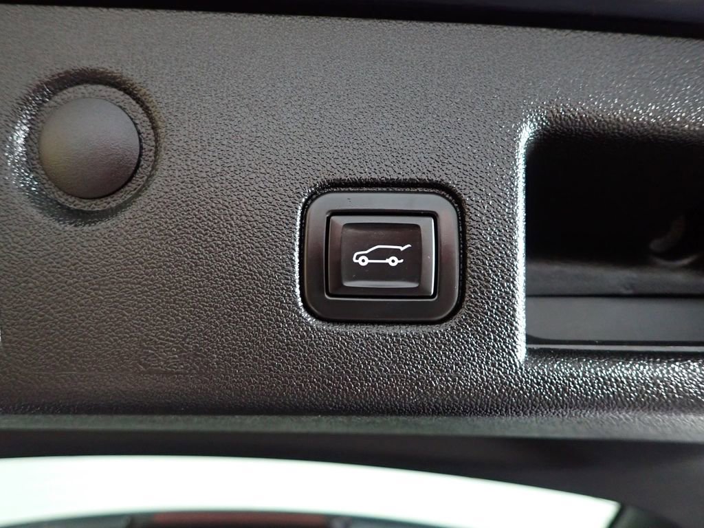 Used 2020 Chevrolet Equinox LT w/ Driver Convenience Package image 21