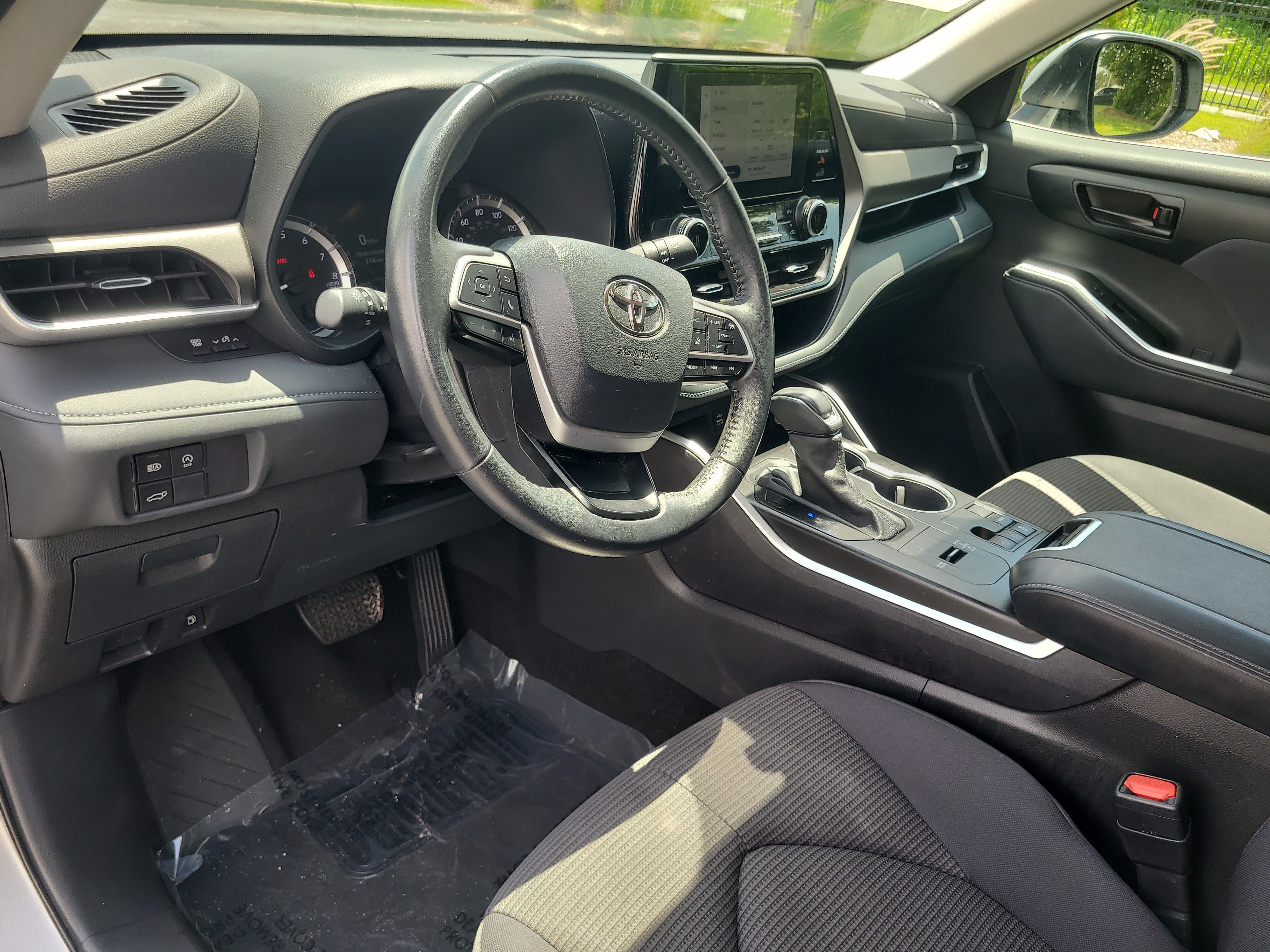 Used 2025 Toyota Highlander LE FWD image 20