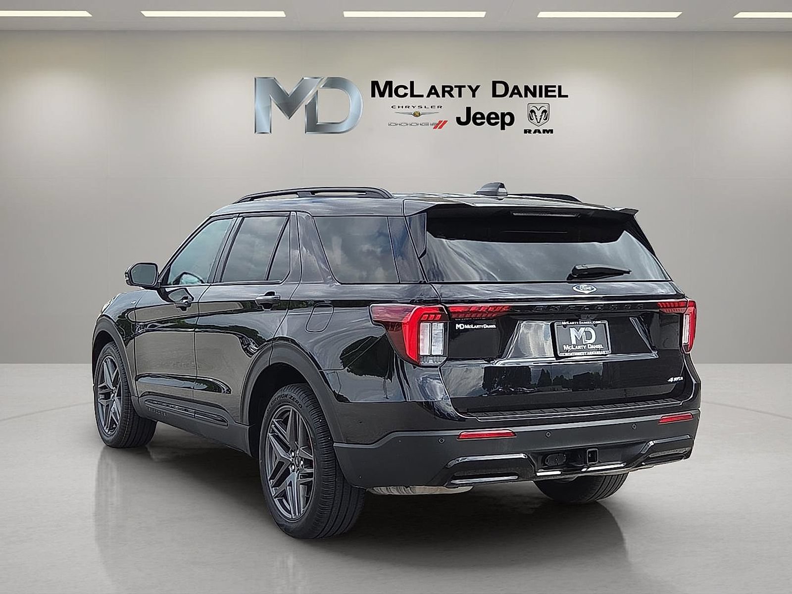 Used 2025 Ford Explorer ST-Line w/ ST-Line Street Pack AWD/4WD image 4