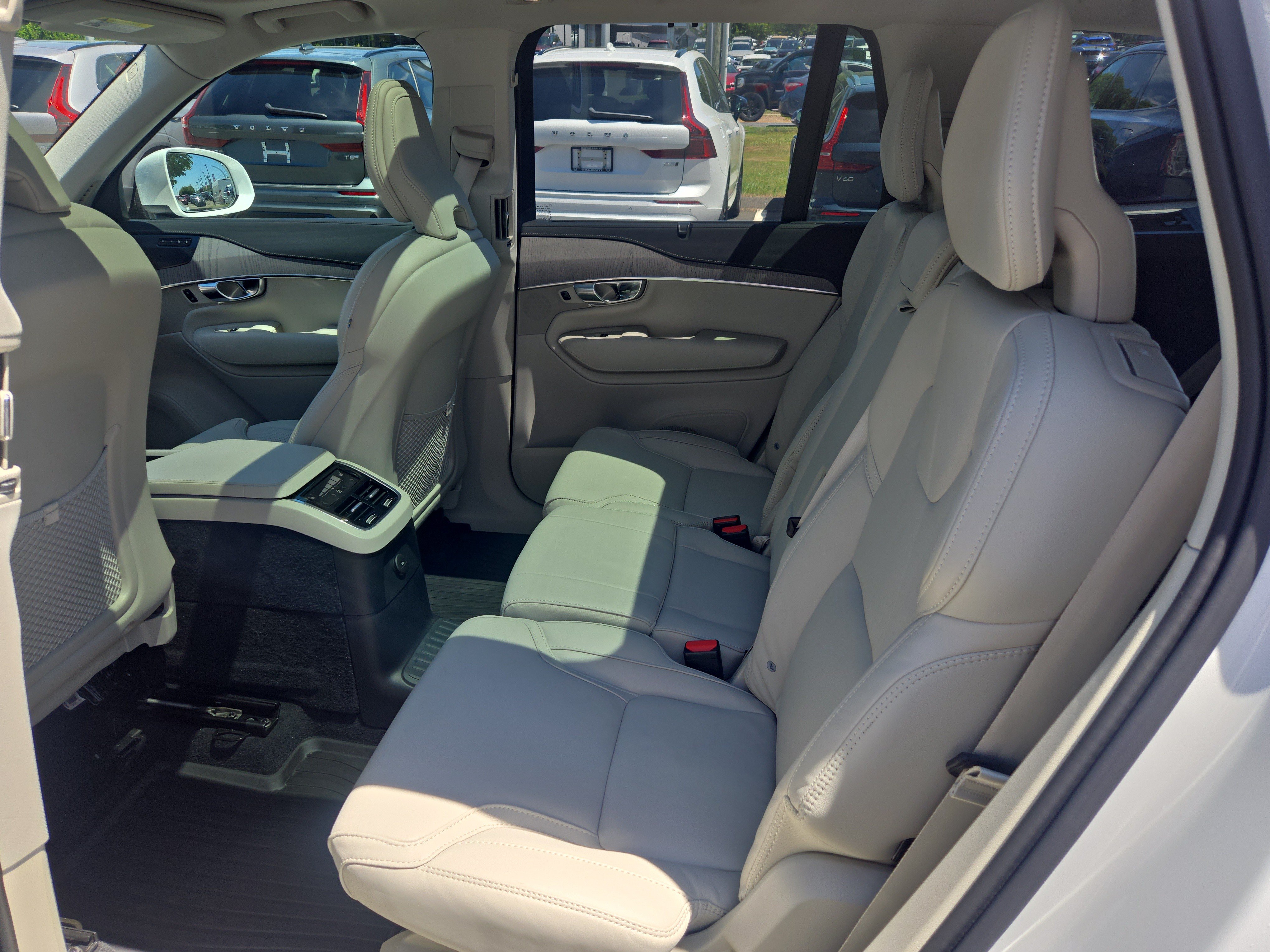 Certified 2025 Volvo XC90 T8 Ultra w/ Protection Package Premier AWD/4WD image 8