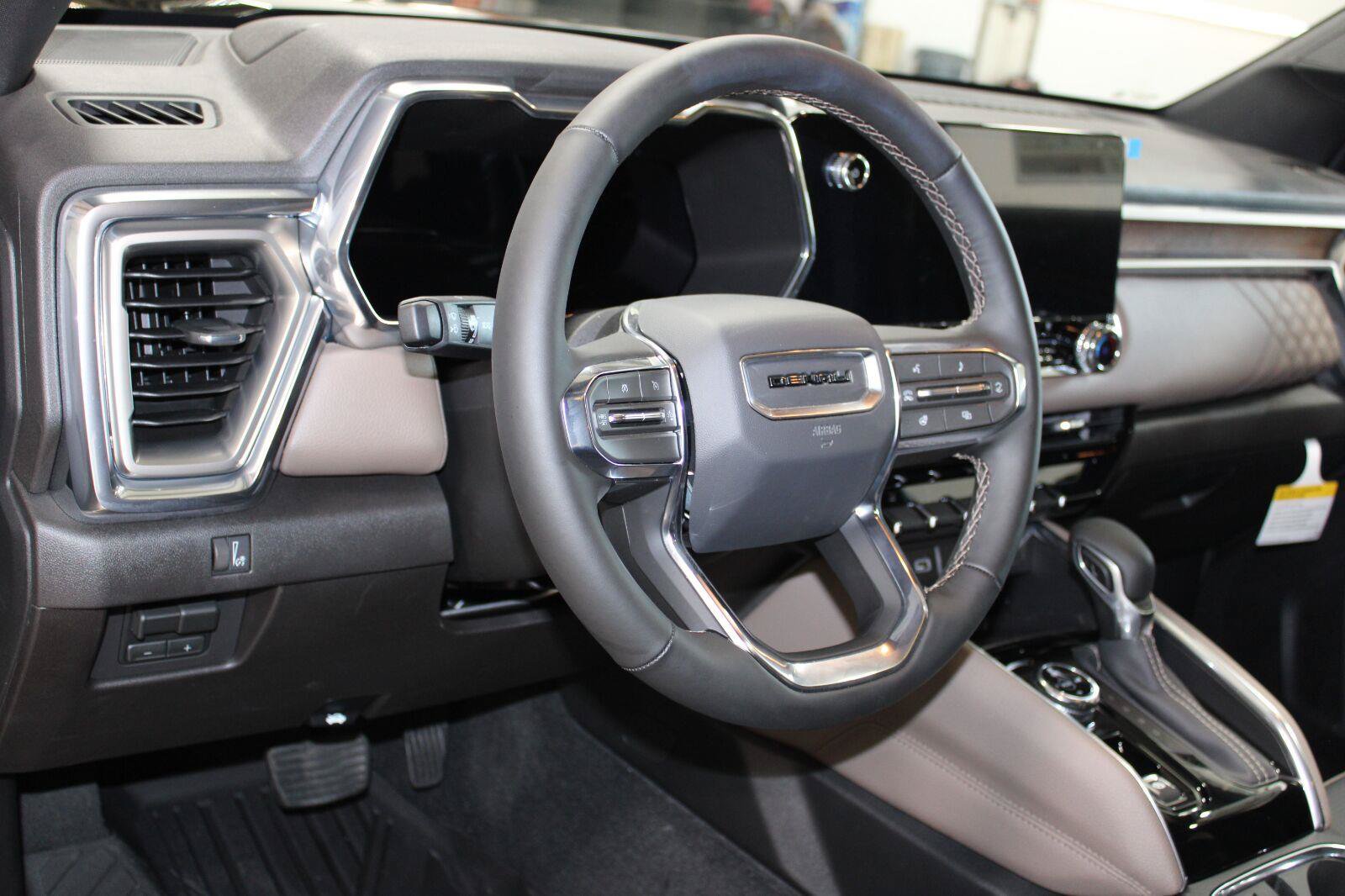 New 2026 GMC Canyon Denali w/ LPO, Denali Black Edition AWD/4WD image 27