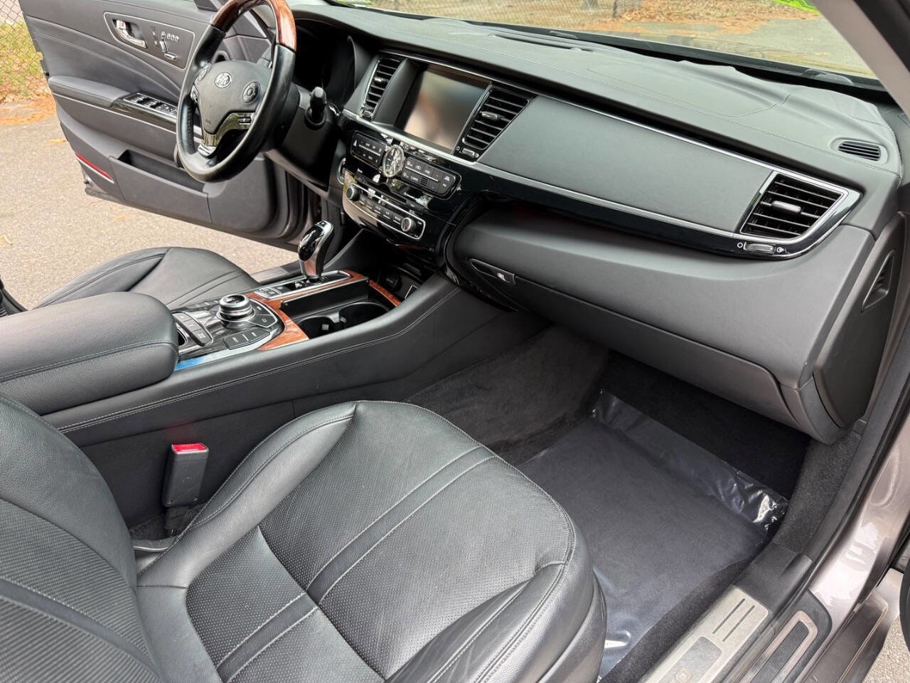 Used 2015 Kia K900 Premium w/ Interior Highline Package image 18