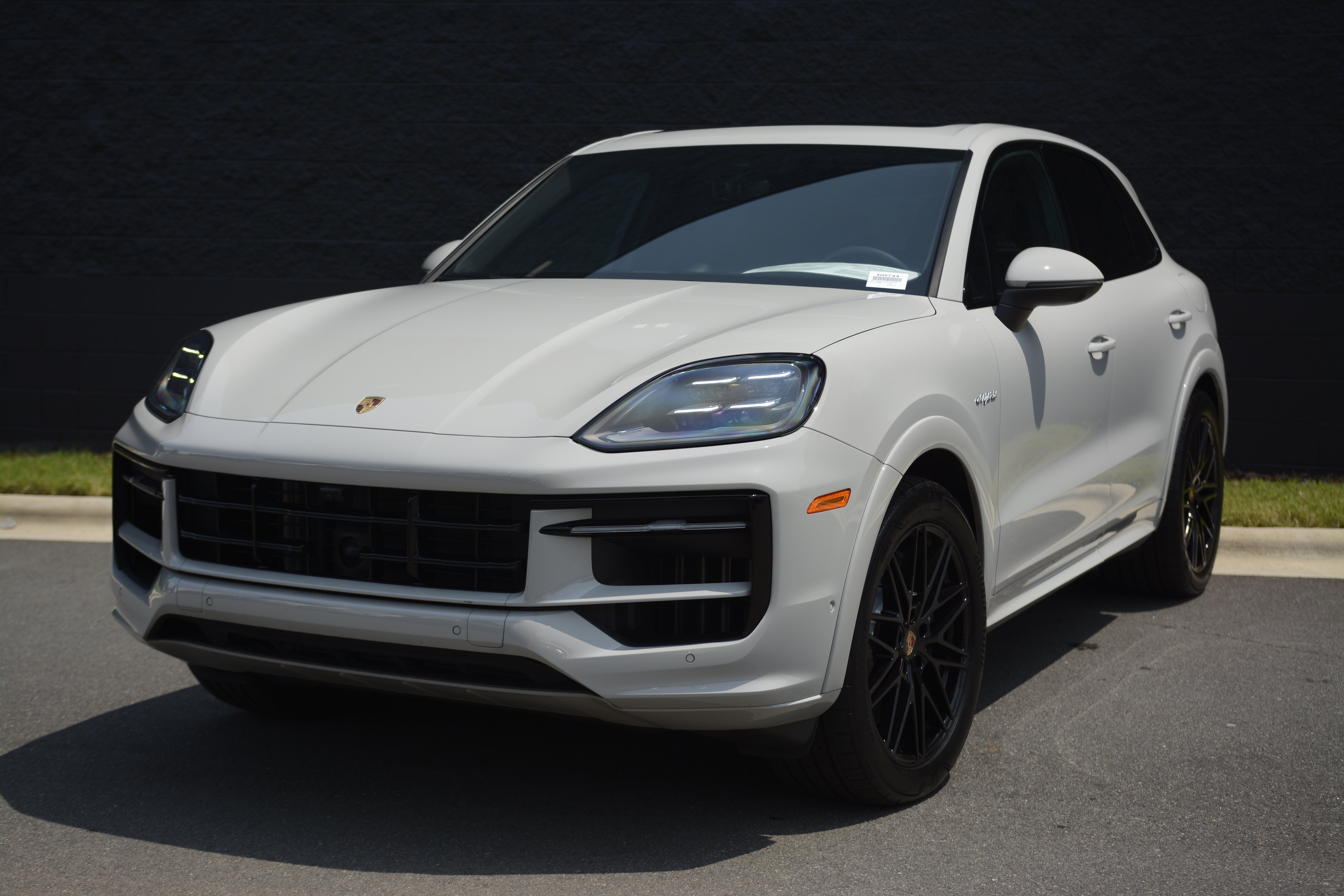 Certified 2025 Porsche Cayenne E-Hybrid AWD/4WD image 1