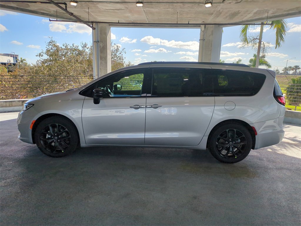 New 2026 Chrysler Pacifica Select image 8