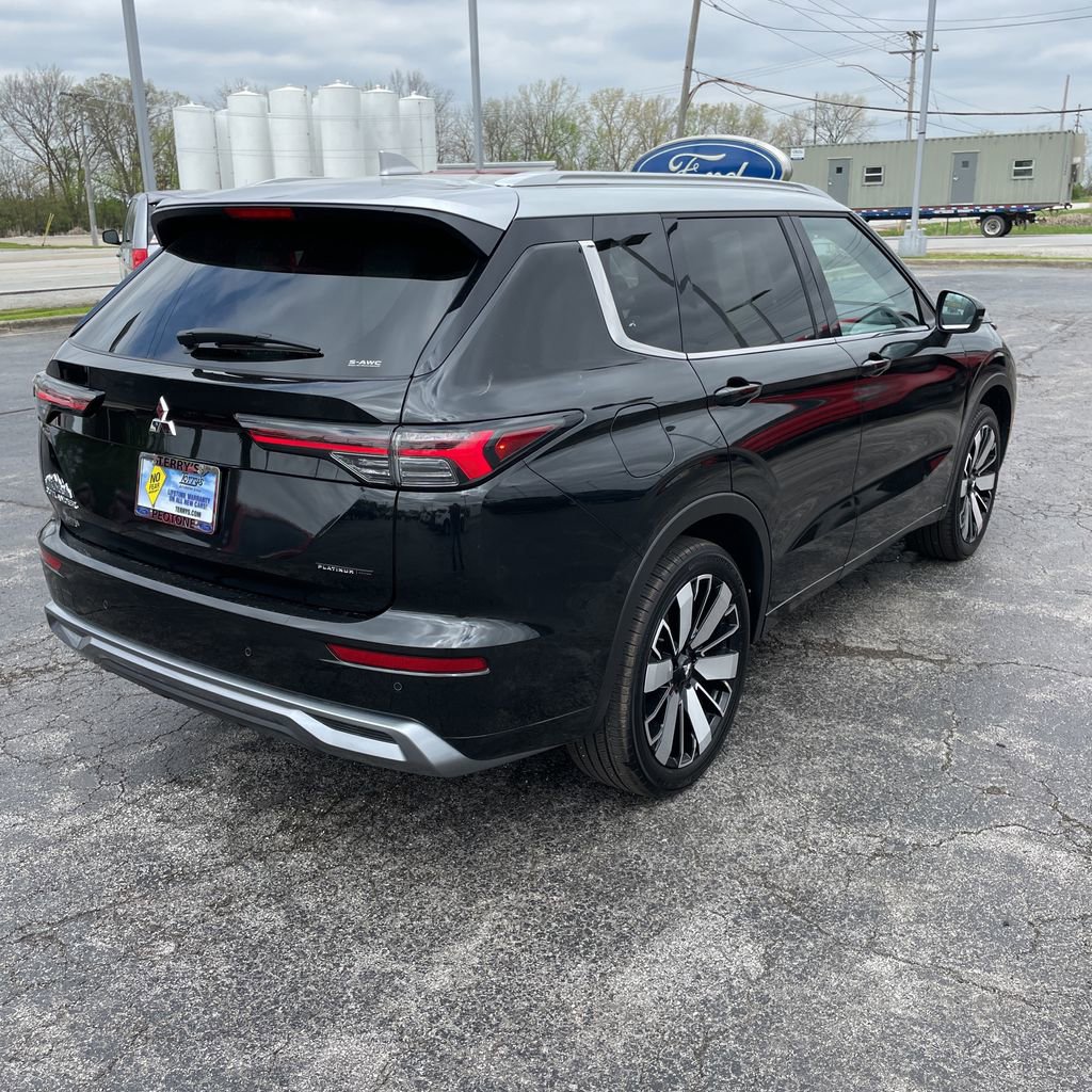 Used 2025 Mitsubishi Outlander AWD image 2