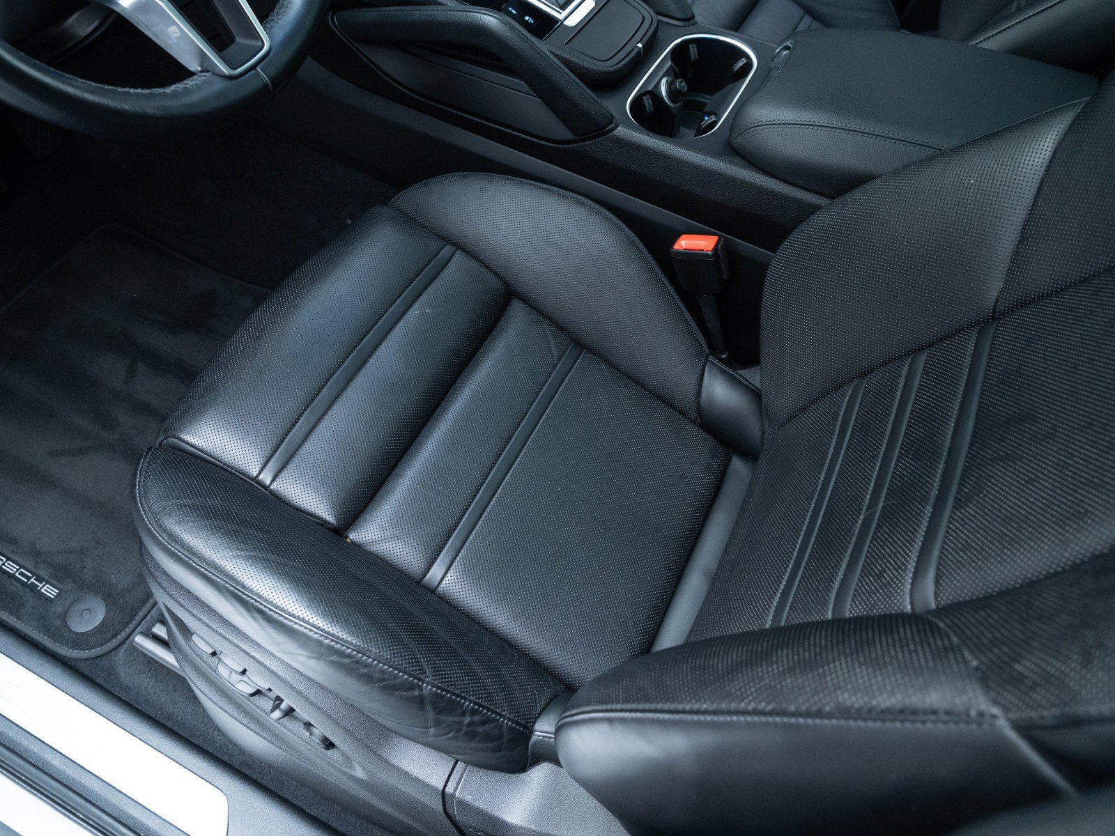 Certified 2022 Porsche Cayenne Platinum Edition image 16