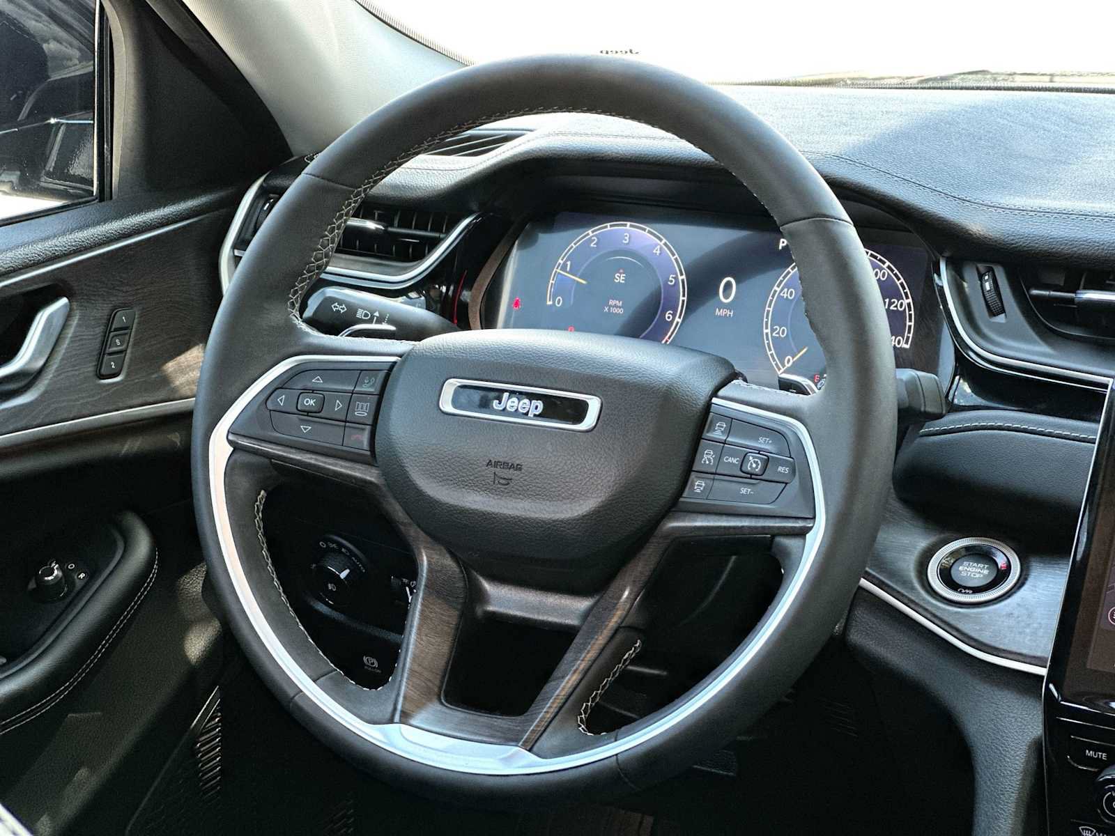 Used 2023 Jeep Grand Cherokee Limited w/ Black Appearance Package RWD image 27
