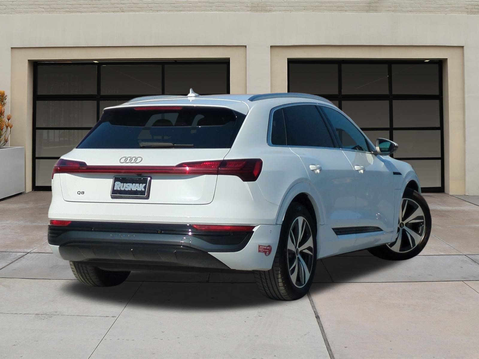 Used 2024 Audi Q8 e-tron Premium Plus AWD/4WD image 4