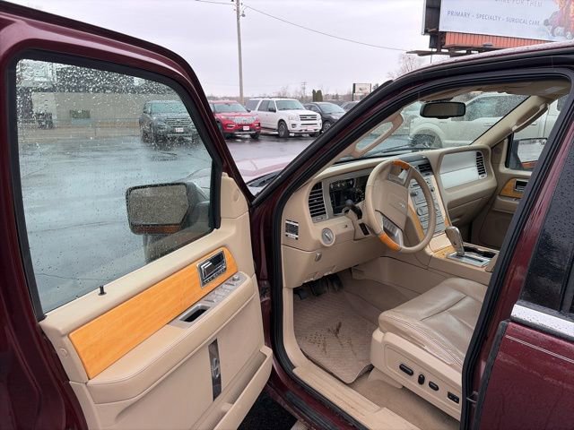 Used 2010 Lincoln Navigator 4WD image 7
