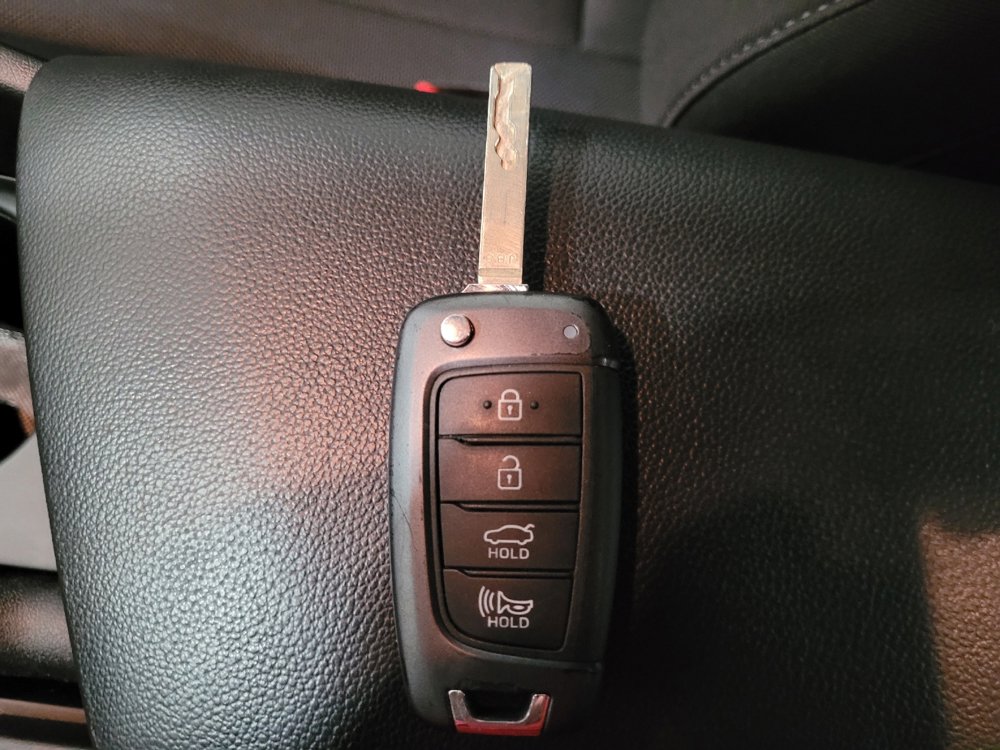 Used 2022 Hyundai Elantra SE image 32