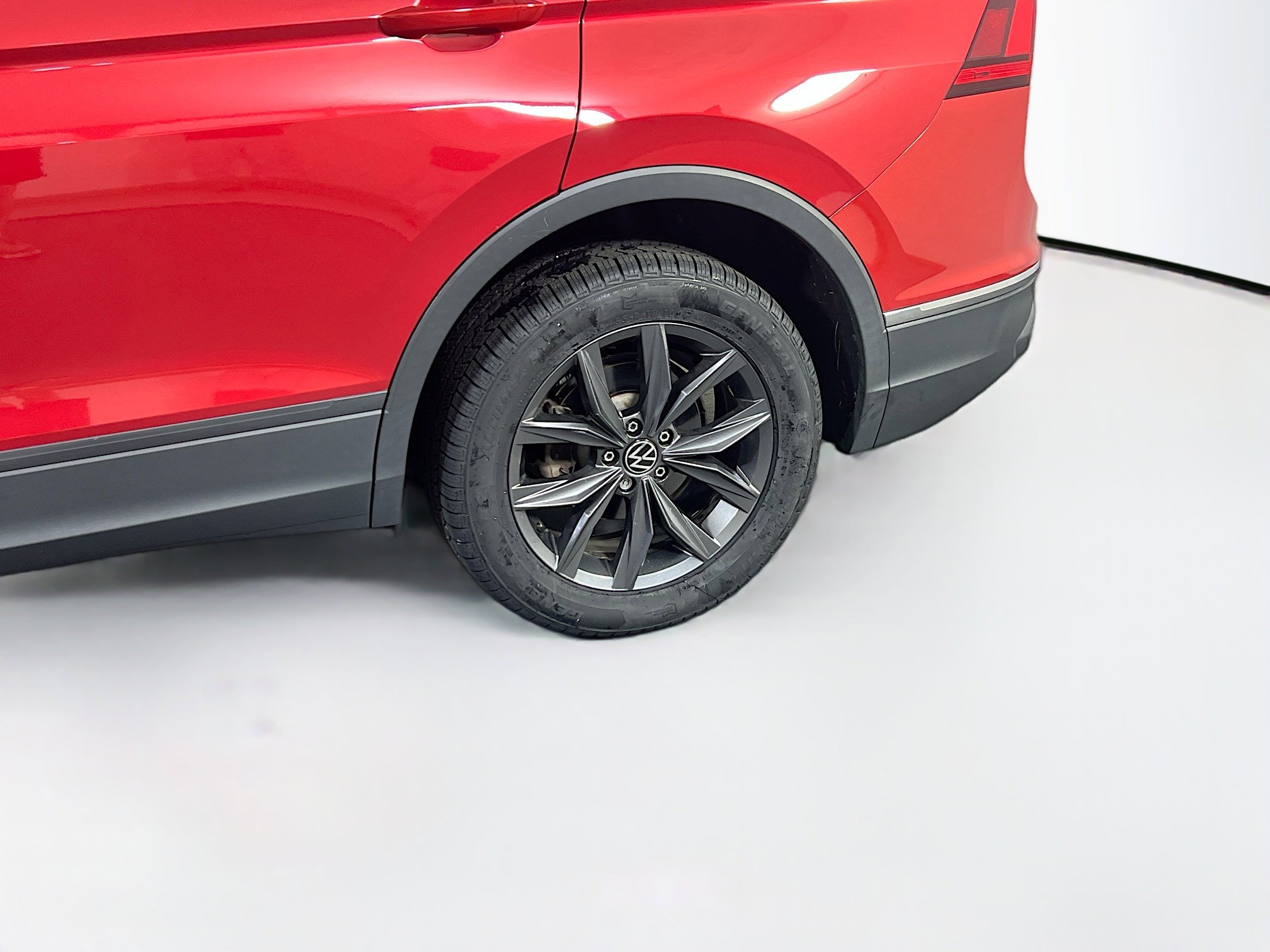 Used 2022 Volkswagen Tiguan SE AWD/4WD image 30