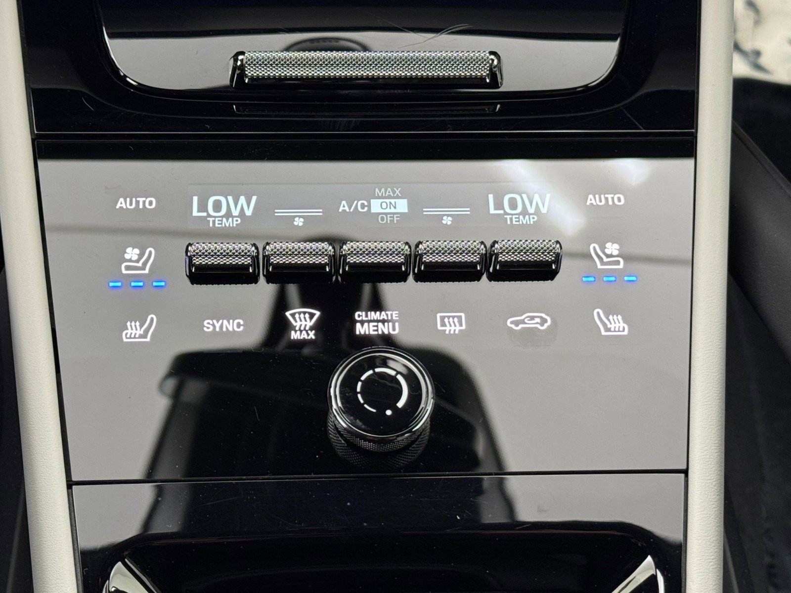 Used 2024 Porsche Cayenne w/ Technology Package image 34