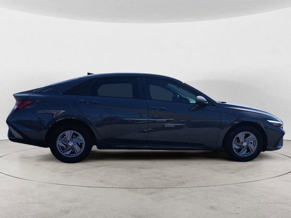 Used 2025 Hyundai Elantra SE FWD image 6
